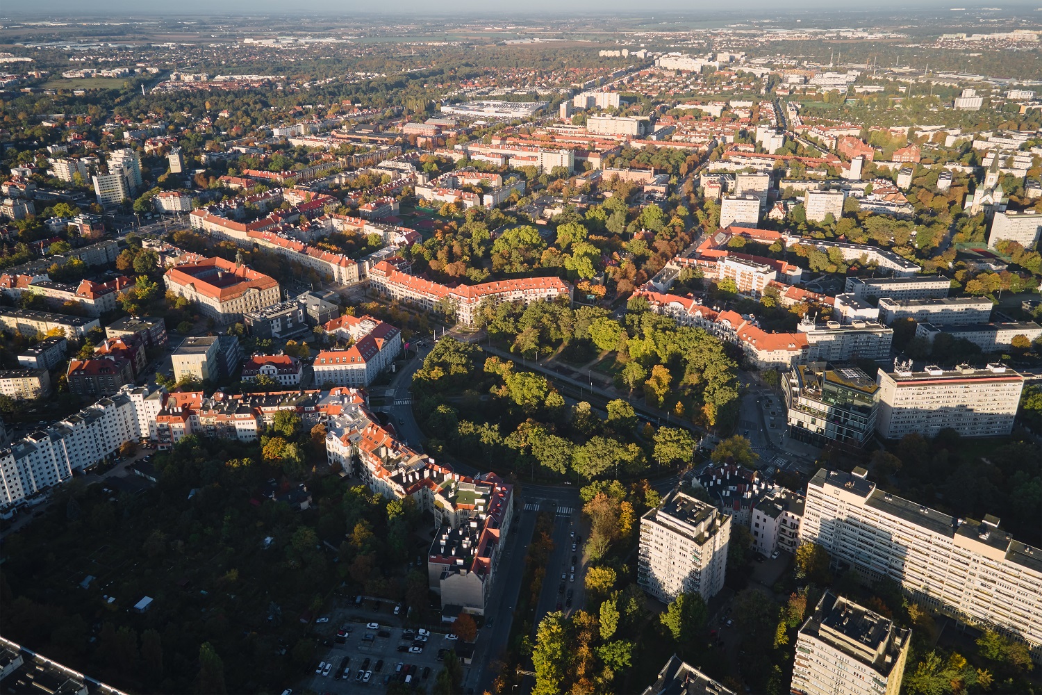 Widok z powietrza na dzielnicę bloków we Wrocławiu, z dużą ilością zieleni