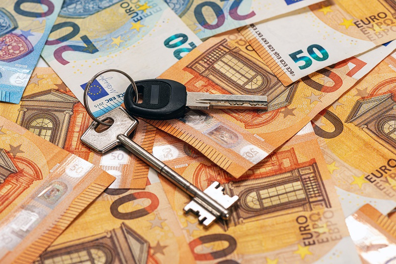 klucze do mieszkania leżą na banknotach euro