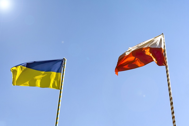 wiszące obok siebie flagi Ukrainy i Polski
